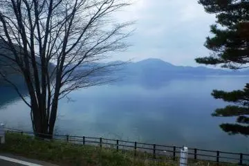 Lake Tazawa in the mist (Photo: <a href="https://www.flickr.com/photos/kzaral/14050681397/in/photolist-aBX1HR-76aqN6-pARV2-pART1-pARRQ-pARQH-pARPz-oTGRMk-9Z8KzA-npBq4x-npBirC-6VS6By-a4EycY" target="_blank" rel="noreferrer noopener nofollow">Kzaral</a> / <a href="https://creativecommons.org/licenses/by/2.0/" target="_blank" rel="noreferrer noopener nofollow">CC BY 2.0</a>)