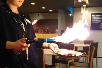 Pembakaran menu "Flame" di meja tamu