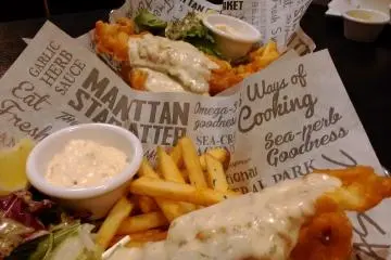 Salah satu menu lezat, "fish n chips"
