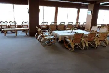 <p>Comfortable room for watching the diving display</p>