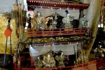 <p>Closeup of the dolls on the ship. I wonder if they are Toba pirates?</p>