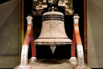 <p>Model of the United States' Liberty Bell made entirely of pearls</p>