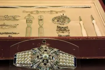 <p>A beautiful 1930s sash clip that can be worn in twelve different ways</p>