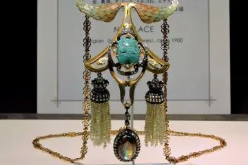 <p>Extravagantly gorgeous art deco necklace</p>