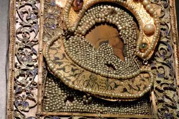 <p>Pearl collar</p>