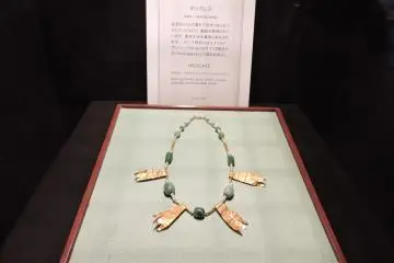 <p>Delicate necklace of jade, gold and pearls from ancient Rome</p>