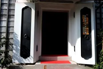 <p>Side entrance of the museum with heavy storehouse-type doors</p>