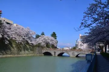 Vue sur le pont du château sous un ciel bleu