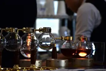 <p>Glowing coffee siphon in the caf&eacute;</p>