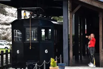 <p>Electric Locomotive 'Teki 6' displayed in the station. This is the oldest electric locomotive in Japan that can still run (it was built in 1920).</p>
