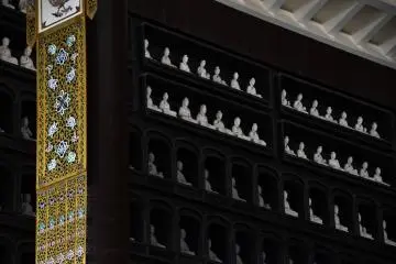 <p>Countless Kannon statues adorn the walls of Daibutsu-den Hall. They look small, but actually each statue is about the size of a human adult.</p>