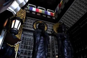 <p>Echizen Daibutsu is flanked by other tall statues on both sides. Humans can be totally dwarfed by them!</p>