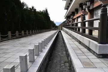 <p>Neatly designed temple grounds</p>