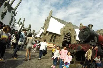 Can anybody spot the Hogwarts express?