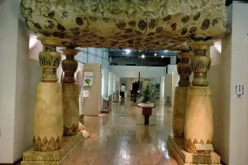 <p>The museum is in the basement of the largest dome</p>