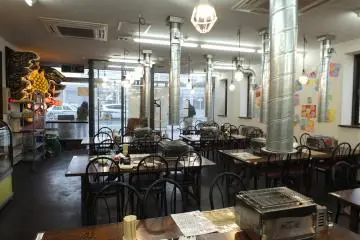 <p>บรรยากาศในร้าน และฝนตกหนักที่หน้าร้าน</p>