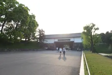 <p>ประตูทางเข้าสวนสาธารณะทางด้านซ้ายมือของสะพานนิจูบาชิ</p>