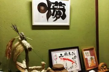 The traditional decor in elegant colors places this eatery heads and shoulders above the okonomiyaki places in Osaka.