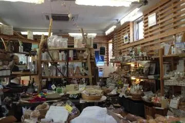 Himukamura-no-Takarabako juga menjual bahan makanan dan kerajinan berdasarkan perdagangan yang adil.