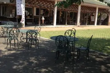 Pada hari yang cerah, Anda dapat menikmati makan siang Anda di luar di halaman taman.