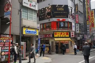 Le Vibe Bar Wild One est situé à 5 minutes à pied de la gare de Shibuya (sortie Hachiko) ou juste à l'extérieur de la sortie ouest de la ligne Keio-Inogashira.