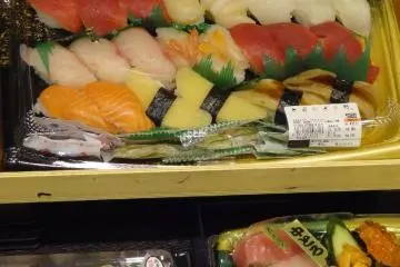 <p>ซูชิขายเป็นแพ็ค มีหลากหลายขนาด และหลากหลายหน้าให้เลือก&nbsp;</p>