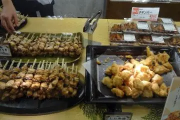 <p>ยากิโทริ (ไก่ย่างเสียบไม้) คือเมนูที่เป็นที่โปรดปรานมากในญี่ปุ่น รับประทานเป็นกับแกล้มชั้นเยี่ยมคู่กับเบียร์และสาเก(เราจะไม่เอ่ยถึงในเรื่องนี้ แต่มันอร่อยจริงๆนะ)</p>