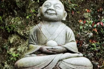 <p>This incredibly cute Buddha welcomes visitors into the temple grounds.</p>