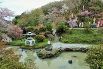 <p>The statues are located near this pond and are situated on the hill behind it.</p>