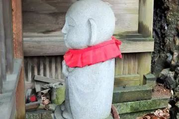 <p>If you peer in from the side, the Jizo has another tiny Jizo&nbsp;balancing on his head!</p>