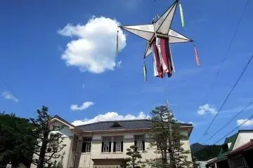 주요 춤 무대는 옛 시청이었던 관광청 앞이다.