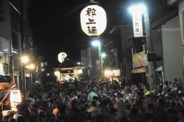 밤새도록 춤을 추는 사람들