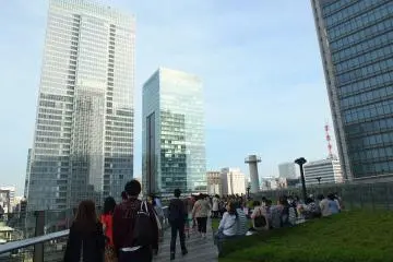 <p>ทางเดินในสวน Kitte Roof Garden</p>
