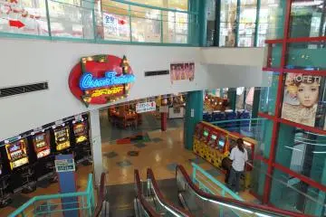 <p>บรรยากาศภายในอาคารเกมกดตู้</p>
