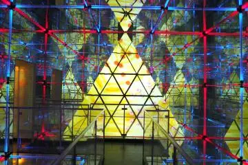 <p>เขาวงกตกระจก</p>