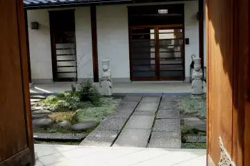 The King and the Queen of Hearts are guarding the temple building's entrance