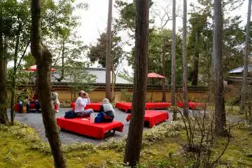 <p>킨카쿠지와 정원 구경을 마치고 내려오다 보면, 마차와 간식을 맛볼 수 있는 곳이 있어요. 디저트를 드시는 분들만 입장 가능한 곳이랍니다.</p>