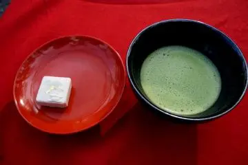 <p>500엔에 설탕 케잌(이라고 설명해주신)과 마차를 맛볼 수 있어요. 케잌 먼저 먹고 마차를 마시라고 설명해 주셨어요. 케잌이 달아서 마차맛이 달아나지 않을까 했는데.. 생각보다 마차의 달큰하고 풍부한 맛이 더 살아나는게 신기했어요.</p>