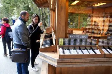 <p>향이나 소원이 적힌 양초들을 팔던 가게</p>