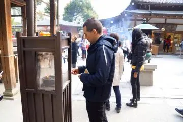 <p>향이나 초를 피울 수 있게 마련된 불</p>