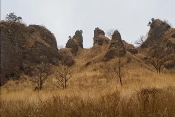 라칸 산의 험한 바위산