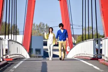 <p>A couple crossing Iris Bridge hand in hand, how lovely!</p>