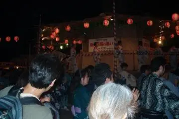 Audience following the lead of a circular dance