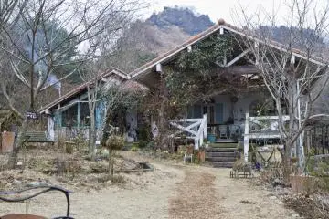 Bersantap di rumah pedesaan