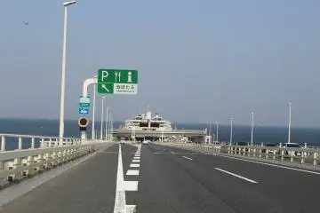 <p>Approaching Umihotaru from the East, Chiba side.</p>