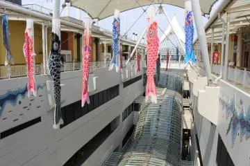 <p>Inside on the top-floor, where many of the restaurants are located.</p>