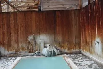 <p>Handsome outdoor bath at Hige no Ie</p>