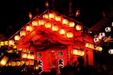 แต่ละยะไทจะตกแต่งประดับประดาด้วยแสงสีสดใส