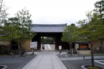 <p>다이도쿠지(大德寺)와 그 외 다른 문화재 절들과 신사들이 모여있는 곳의 입구</p>