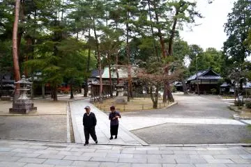 <p>신사 입구로 들어서면 한적하고 잘 정돈된 신사 내부를 볼 수 있어요.</p>